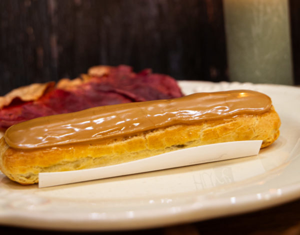 L'Atelier Huré prend soin de vous faire un nappage parfait sur ces pâtisseries.