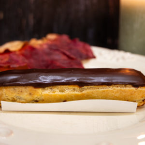 L'Atelier Huré vous propose un éclair au chocolat avec un sublime nappage au chocolat.