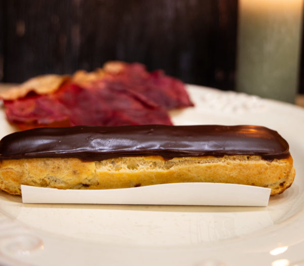 L'Atelier Huré vous propose un éclair au chocolat avec un sublime nappage au chocolat.