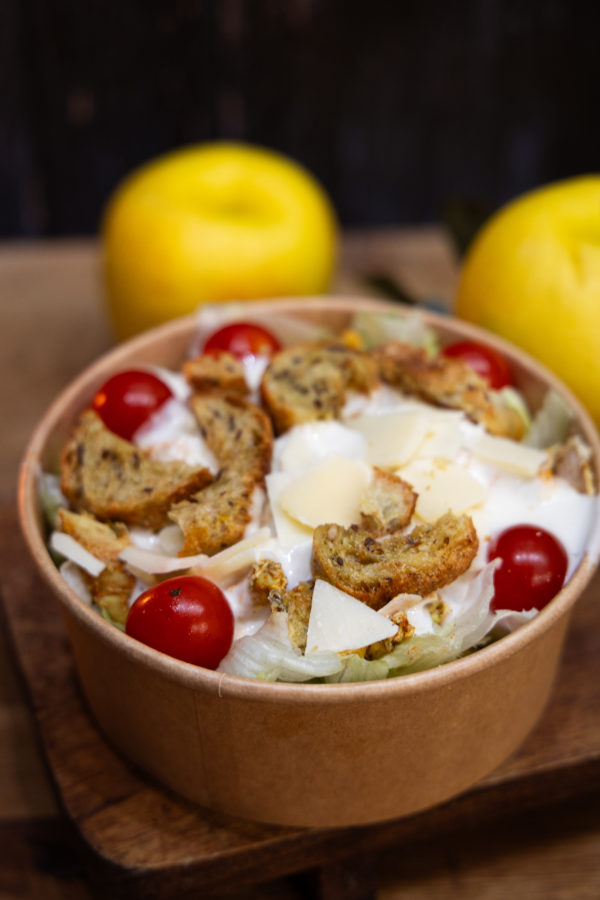 La salade poulette par l'atelier huré Paris, pour un déjeuner sain et savoureux.