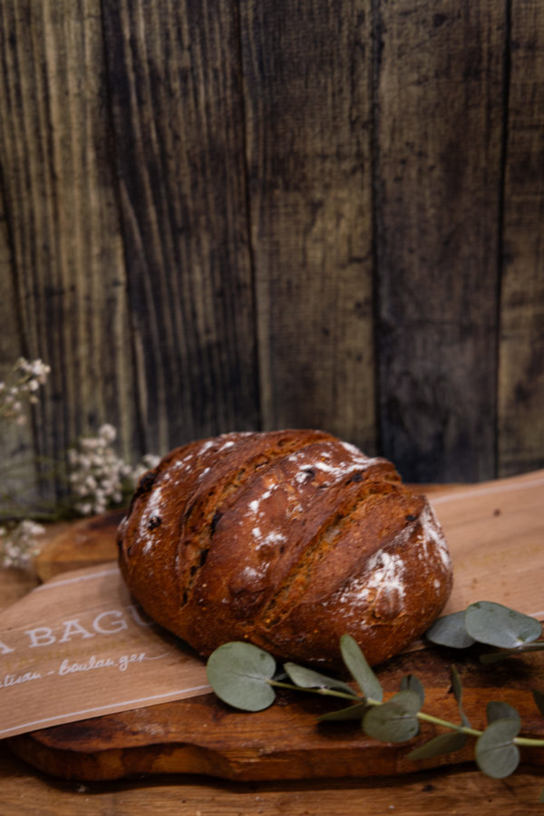 Pour accompagner une dégustation de fromage, l'Atelier Huré vous propose son pain à la châtaigne et aux figues.