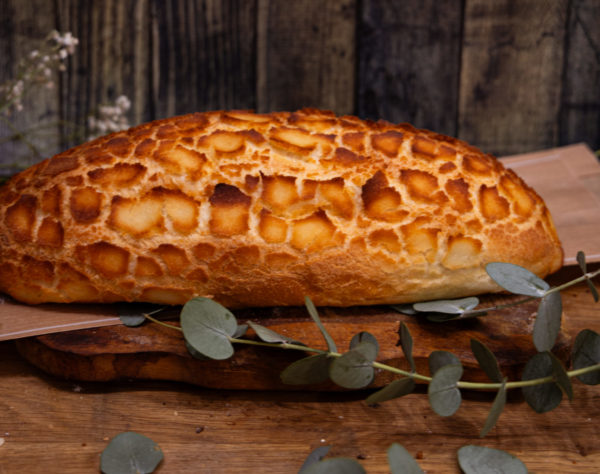 Explorez l'art de la boulangerie avec notre délicieux pain tigré fraîchement sorti du four.