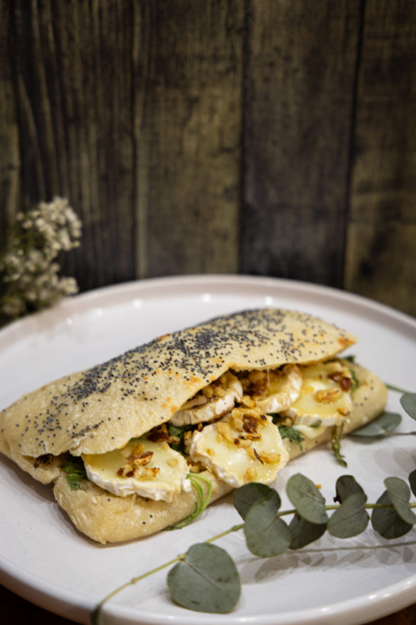 Nos Toasty sont une forme revisitée du sandwich chaud type panini en version plus gourmande et cuisinée. Le Toasty est un pain tradition surmonté de graines de pavot ou sésame avec une base de mozzarella emmental très fondant une fois passé au four.