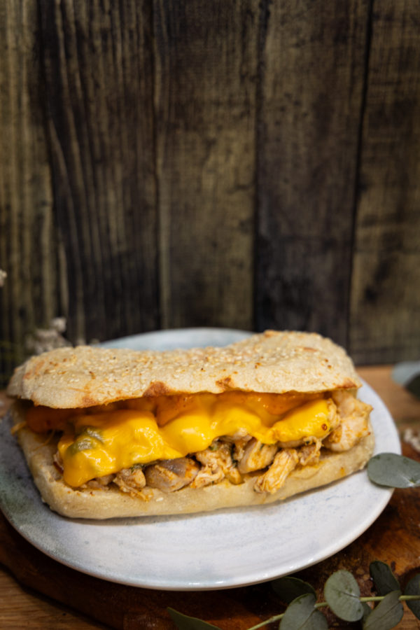 Le toasty chicken par l'atelier huré Paris, pour un déjeuner gourmand et savoureux.