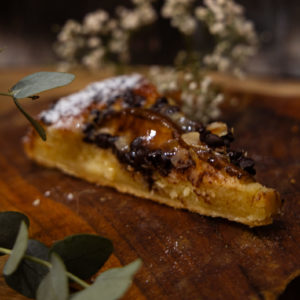 Laissez-vous séduire par l'harmonie parfaite de notre tarte sucrée poire-chocolat.