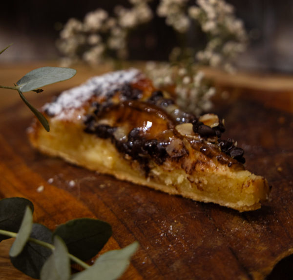 Laissez-vous séduire par l'harmonie parfaite de notre tarte sucrée poire-chocolat.