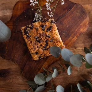 Une délicieuse tentation à double étage : un mariage parfait entre le brownie fondant et le cookie moelleux, agrémenté de noix croquantes.