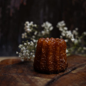 Le cannelé est une délicieuse pâtisserie d'origine bordelaise, reconnue pour sa texture croustillante à l'extérieur et son intérieur moelleux, imprégné d'une saveur délicatement vanillée et parfois avec une touche de rhum.