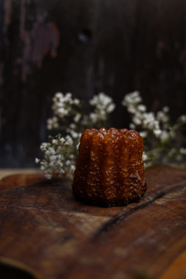 Le cannelé est une délicieuse pâtisserie d'origine bordelaise, reconnue pour sa texture croustillante à l'extérieur et son intérieur moelleux, imprégné d'une saveur délicatement vanillée et parfois avec une touche de rhum.