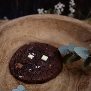 Délectez-vous de nos irrésistibles cookies triple chocolat, une fusion parfaite de chocolat blanc, de chocolat noir intense et de généreuses pépites de chocolat.