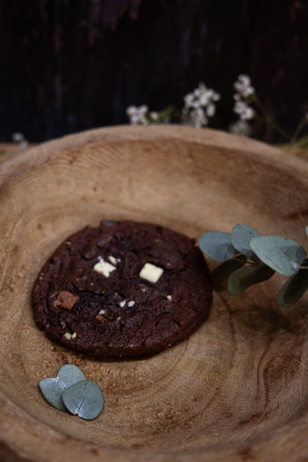 Délectez-vous de nos irrésistibles cookies triple chocolat, une fusion parfaite de chocolat blanc, de chocolat noir intense et de généreuses pépites de chocolat.