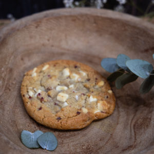 Biscuits fondants au chocolat blanc agrémentés de délicieux éclats de framboises pour une expérience gourmande et fruitée.