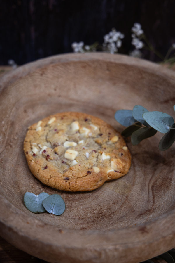 Biscuits fondants au chocolat blanc agrémentés de délicieux éclats de framboises pour une expérience gourmande et fruitée.