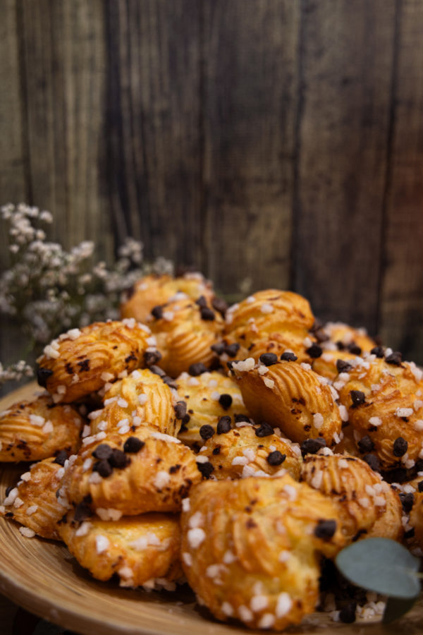 De délicieuses chouquettes avec des pépites de chocolat en supplément.
