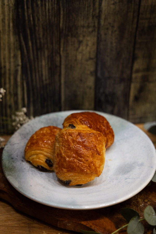 Délicieusement croustillant à l'extérieur, ce petit chef-d'œuvre de pâtisserie séduit les papilles avec son feuilletage doré et ses pépites de chocolat fondantes à l'intérieur.