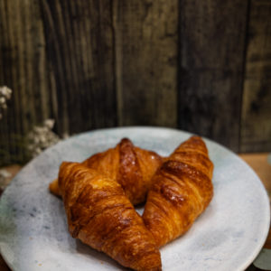Délices dorés du matin : mini croissants frais sortis du four, prêts à fondre dans votre bouche avec chaque bouchée.