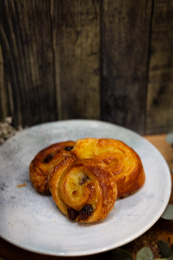 Délectez-vous de notre délicieux mini pain au raisin, une petite merveille de pâtisserie qui marie la douceur des raisins juteux à la richesse de notre pâte feuilletée légère et dorée.
