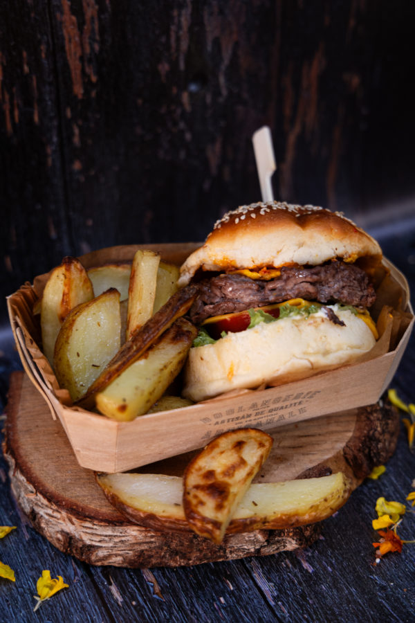 Juteux, savoureux, et irrésistible : plongez dans l'expérience ultime du burger au bœuf par l'Atelier Huré.