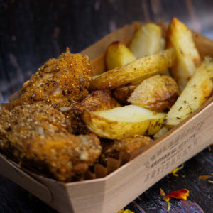 Atelier Huré vous propose sa délicieuse barquinette de poulet avec des frites fraiches