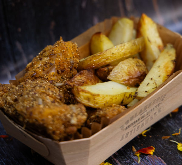 Atelier Huré vous propose sa délicieuse barquinette de poulet avec des frites fraiches