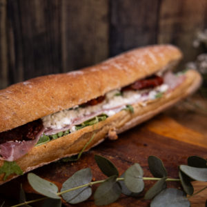 Un sandwich frais composé de jambon de pays et de feta.