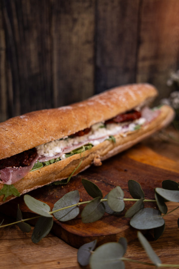 Un sandwich frais composé de jambon de pays et de feta.