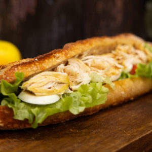 Un sandwich gourmand, bien garni de poulet et de crudités qui vous ouvrira l'appétit.