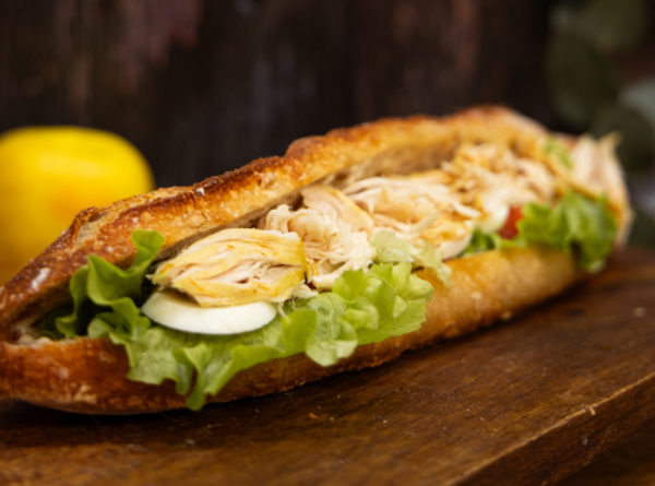 Un sandwich gourmand, bien garni de poulet et de crudités qui vous ouvrira l'appétit.