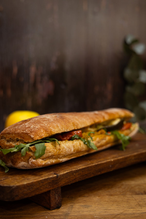 Un sandwich végétarien avec uniquement des légumes et un filet d'huile d'olive.