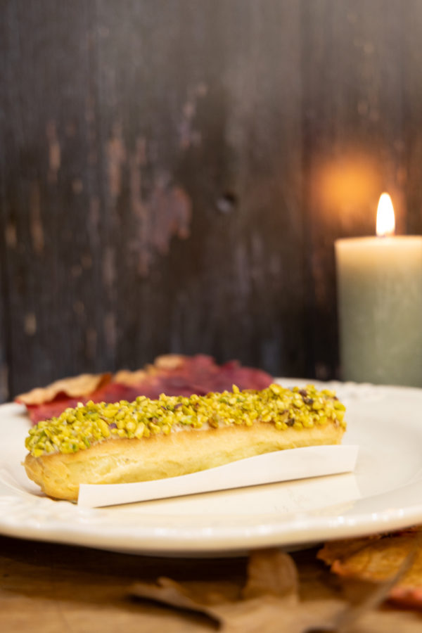 L'éclair à la pistache est garni d'une crème légère à la pistache et de quelques pistaches concassées pour plus de croquant.
