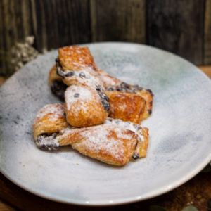 Des mini torsades suisses à la crème pâtissière au chocolat sont de délicieuses pâtisseries feuilletées qui combinent la richesse de la crème pâtissière au goût intense du chocolat.