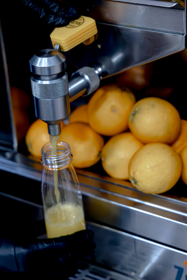 Un délice pétillant et vivifiant : le nectar d'orange frais, préparé avec amour à partir d'oranges juteuses et mûres à point.