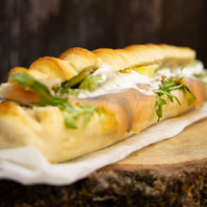 Sandwich Avocata pain viennois, saumon fumé, avocat, fromage blanc ciboulette et roquette