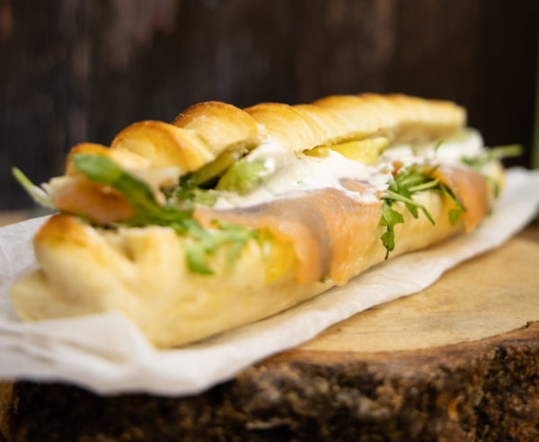 Sandwich Avocata pain viennois, saumon fumé, avocat, fromage blanc ciboulette et roquette